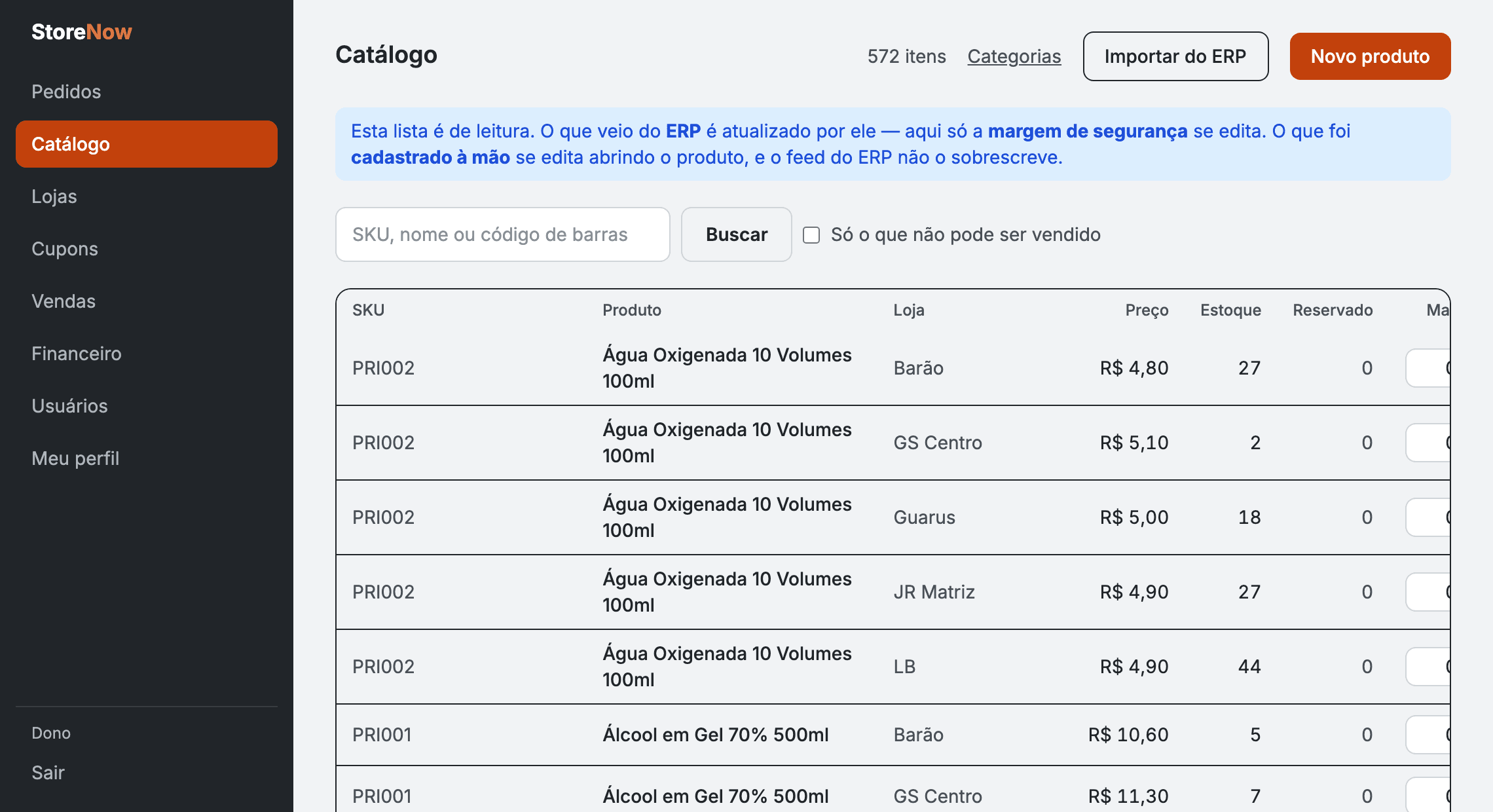Tela de catálogo do painel StoreNow: a mesma Água Oxigenada listada nas cinco unidades da rede — Barão, GS Centro, Guarus, JR Matriz e LB — cada uma com preço e estoque próprios.