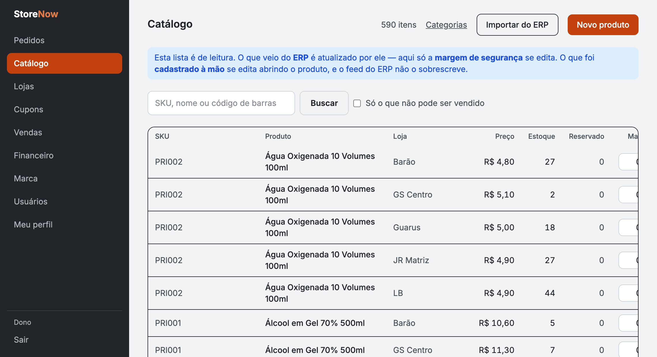 Tela de catálogo do painel StoreNow: a mesma Água Oxigenada listada nas cinco unidades da rede — Barão, GS Centro, Guarus, JR Matriz e LB — cada uma com preço e estoque próprios.