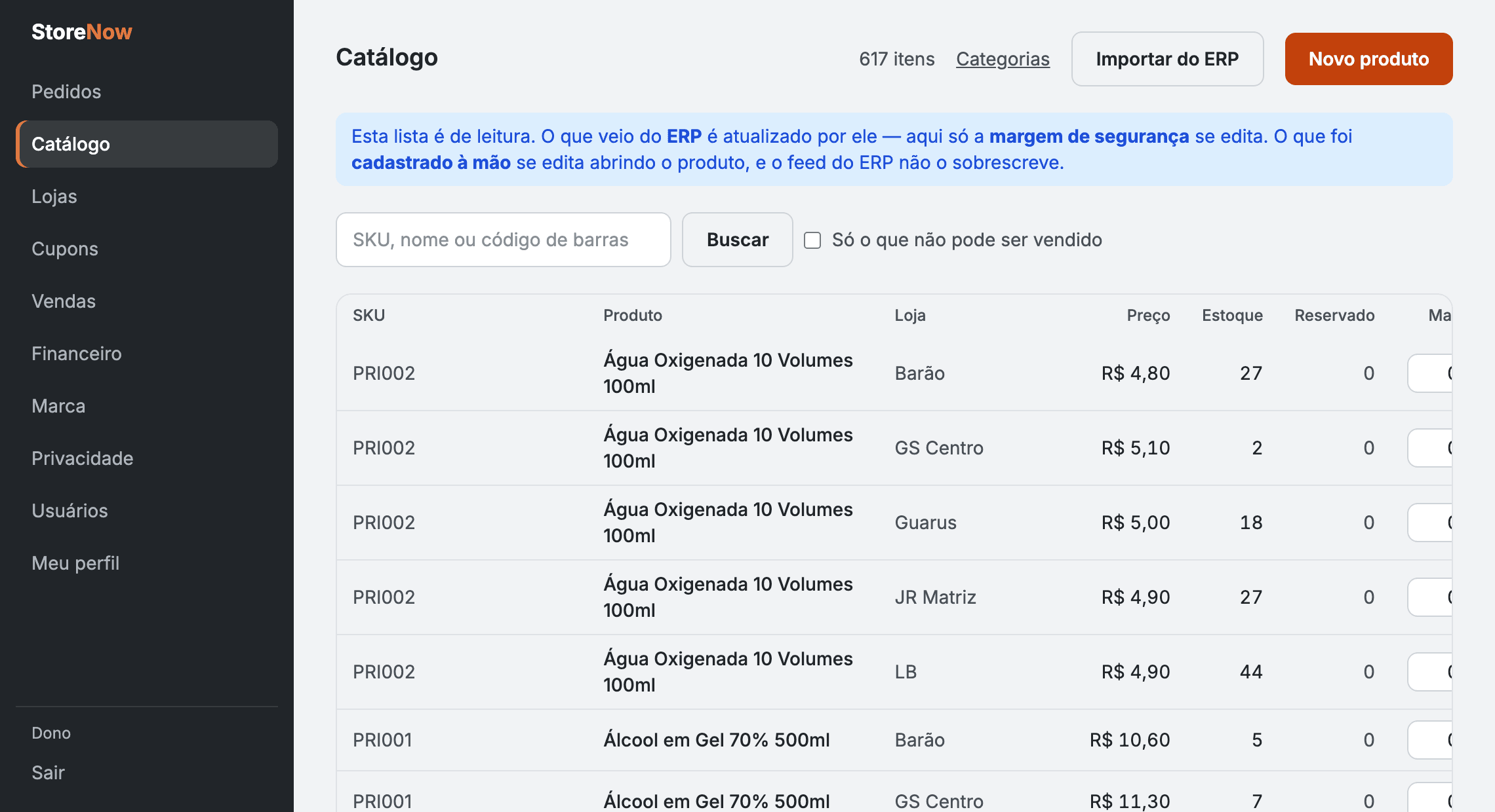 Tela de catálogo do painel StoreNow: a mesma Água Oxigenada listada nas cinco unidades da rede — Barão, GS Centro, Guarus, JR Matriz e LB — cada uma com preço e estoque próprios.